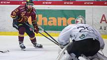 Páté utkání hokejového semifinále Chance ligy mezi HC Dukla Jihlava a HC Baník Sokolov (v bílém).