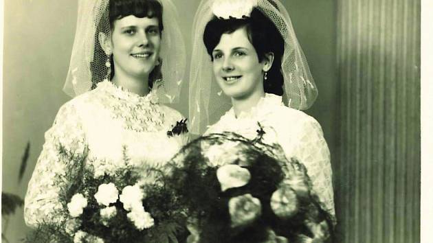 Sestry Marie a Drahomíra (vpravo), které se vdávaly spolu před padesáti lety na radnici v Telči.
