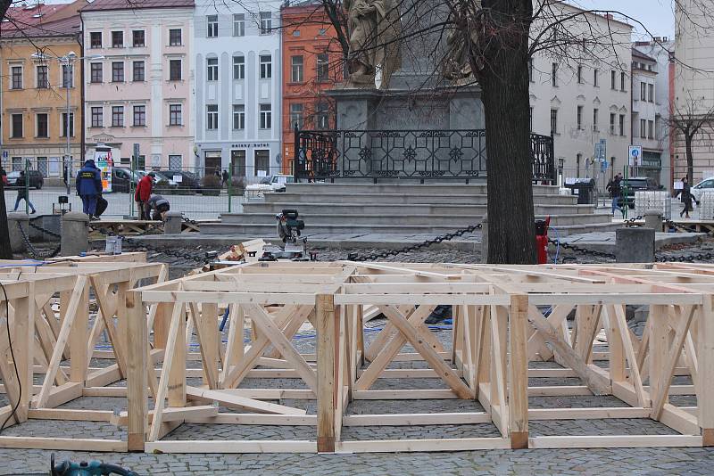 V  pátek odpoledne se na stavbě kluziště už opět pracovalo.