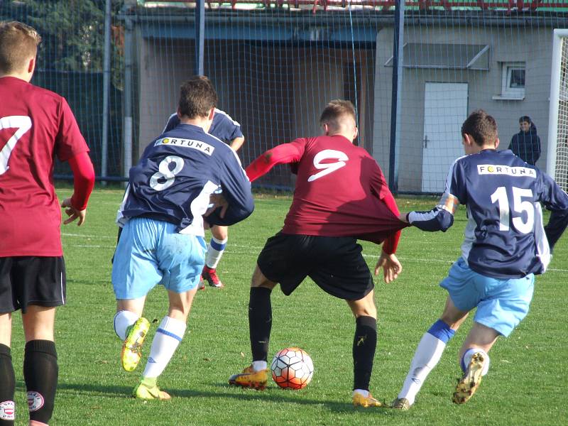 Starší dorostenci HFK Třebíč (v modrém) začali na půdě brněnské Sparty slibně, ale na vedoucí gól Benceho už nenavázali a naopak šestkrát inkasovali.