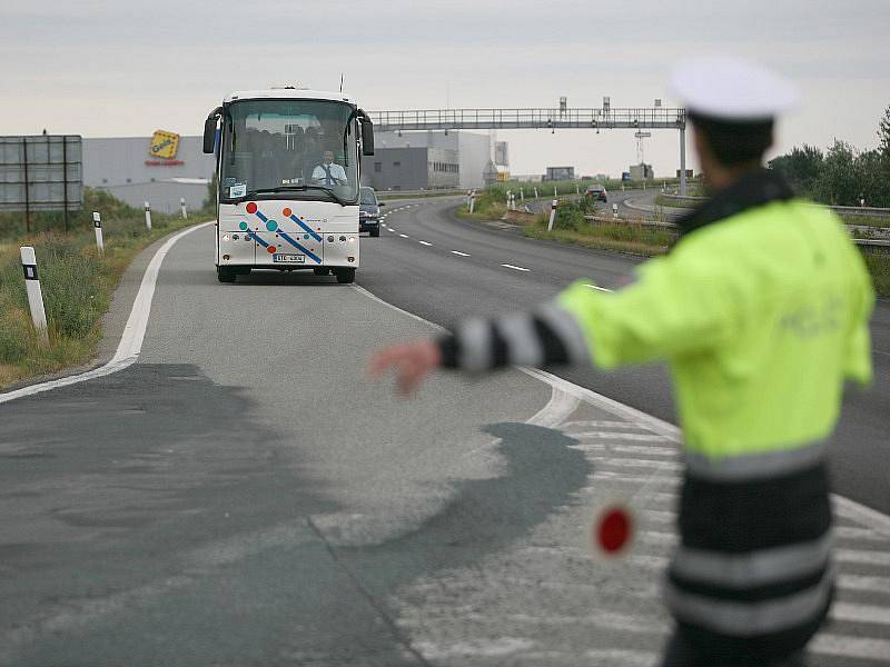 Uplynulý víkend se policisté zaměřili zejména na zájezdové autobusy. Prázdninové kontroly jsou součástí evropské dopravně-bezpečnostní akce.