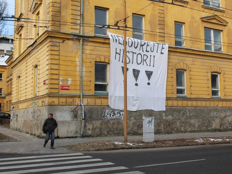 Proti přestavbě bývalých Štefánikových kasáren v Jihlavě na rohu Štefánikova náměstí a Vrchlického ulice se v roce 2015 objevil nápis od anonymních aktivistů, kteří nesouhlasili s přestavbou kasáren na byty. 