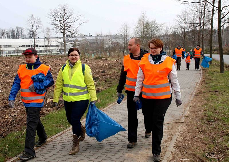 Účastníci akce Čistá Vysočina konané dne 13. dubna 2019 na závodě 3.