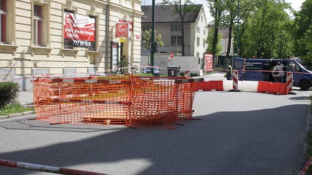 Ve Vrchlického ulici se propadla silnice.