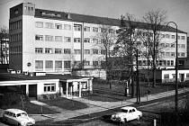 Dům zdraví od jihovýchodu s garážemi pro sanitky a ordinací lékařské pohotovosti v levé části snímku kolem roku 1960.