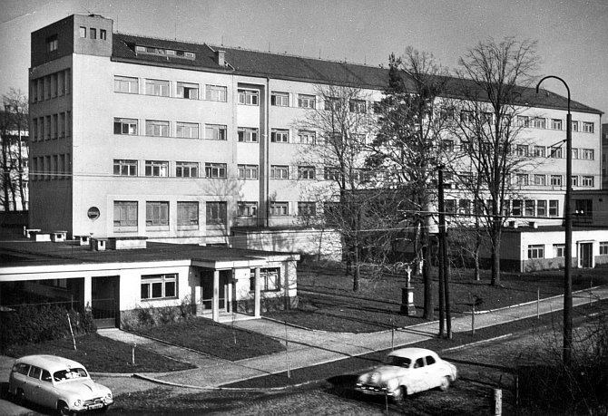 Dům zdraví od jihovýchodu s garážemi pro sanitky a ordinací lékařské pohotovosti v levé části snímku kolem roku 1960.