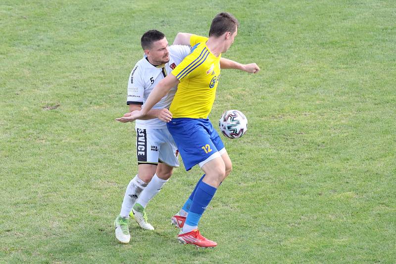 Fotbalisté Tasovic (v bílém) remizovali v 5. kole letošního ročníku moravskoslezské divize D s mužstvem Velké Bíteše 1:1.