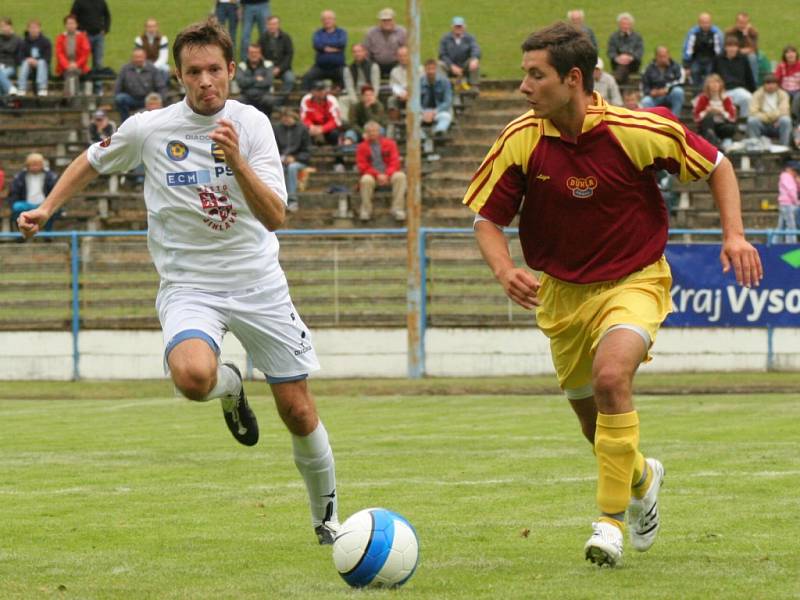 Start nevyšel. Jihlavští fotbalisté (vlevo Roman Drga) nestačili v úvodním utkání turnaje O Perleťový pohár Dukle Praha. FC Vysočina nakonec obsadila v Žirovnici třetí místo, Pražané skončili po prohraném finále s Příbramí druzí.