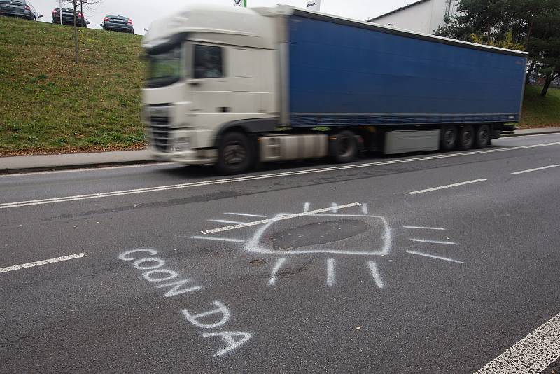 Na jeden z výmolů na silnici I/38 v Havlíčkově Brodě upozornil svérázně nespokojený řidič.