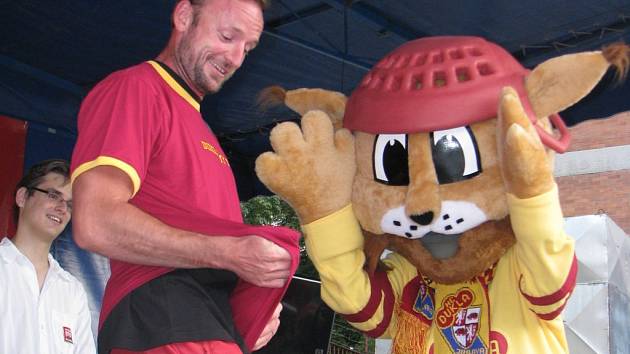 Maskot HC Dukla Jihlava a Tomáš Dvořák.