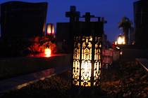 Na hřbitovech už hoří tisíce svíček. Dušičky mají neopakovatelnou atmosféru.