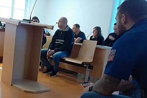 Alexandr Štork a ostatní se svými obhájci u soudu v Jihlavě.