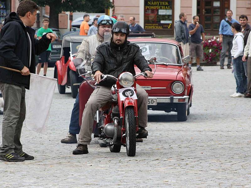 V sobotu dopoledne lákaly lidi do centra Jihlavy historické automobily a motocykly.