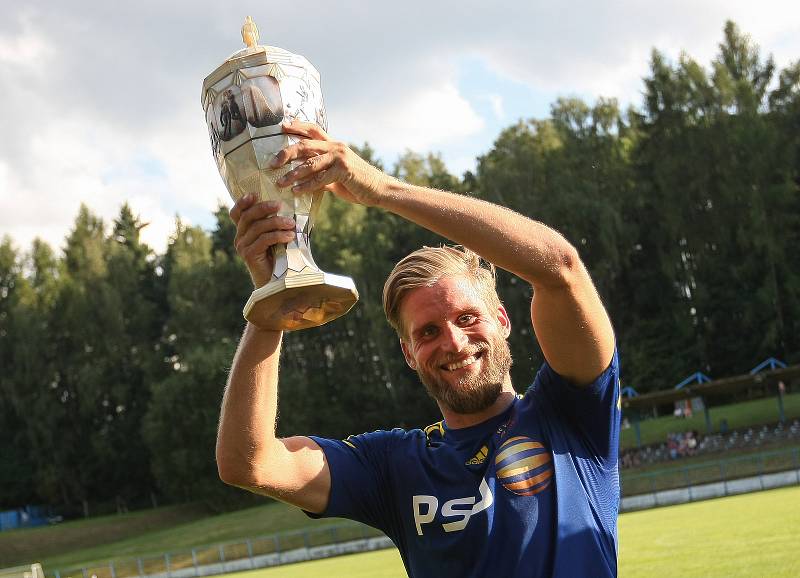 Fotbalisté Jihlavy obhájili loňské prvenství a stali se vítězi Perleťového poháru v Žirovnici. Trofej nad hlavu zvedá Petr Tlustý.