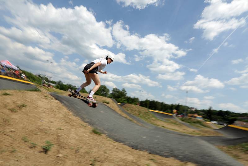 Jihlavská dráha pro kolečka v pohybu se otevřela. Na své si přijdou příznivci koloběžek, freestyle kol i skateboardů. Unikátní hřiště přilákalo na otevření desítky  malých i velkých neohrožených jezdců.