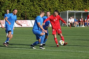 Fotbalisté Staré Říše (v červeném) budou těmi, kteří spolu s hráči Havlíčkova Brodu v sobotním dopoledni zahájí nový divizní ročník.