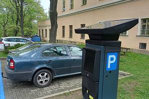 Na parkovišti u policejní školy jsou první týden modré zóny.