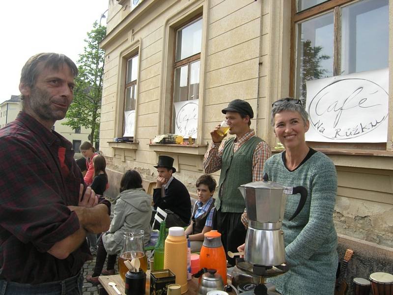 "Na Růžku" vznikla improvizovaná kavárna, kde Telčští podepisovali petici.