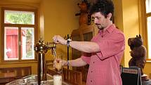 Výrobní ředitel pivovaru Ježek točí Perkmistra.