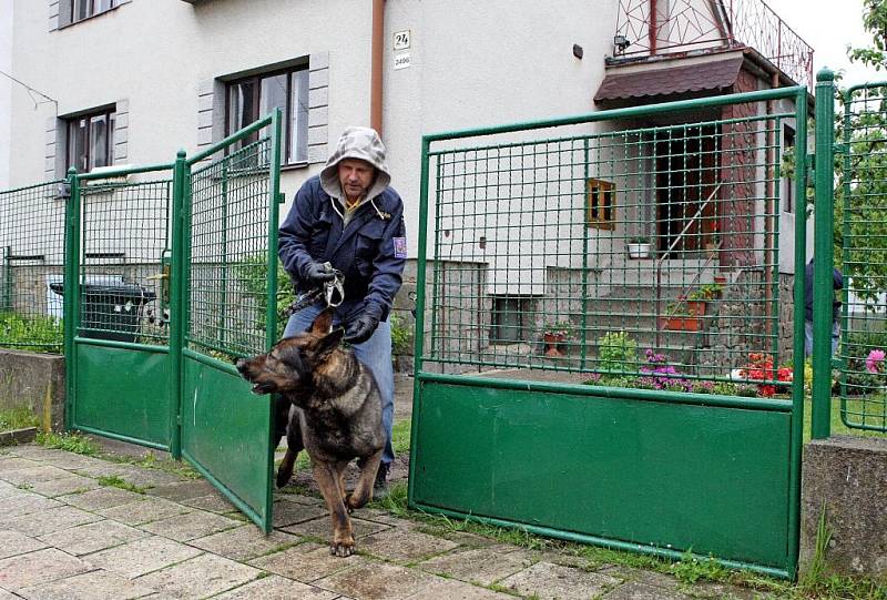 Jihlavští kriminalisté dnes v ulici Zrzavého v Jihlavě zatkli jednoho z největších výrobců drog na Vysočině.