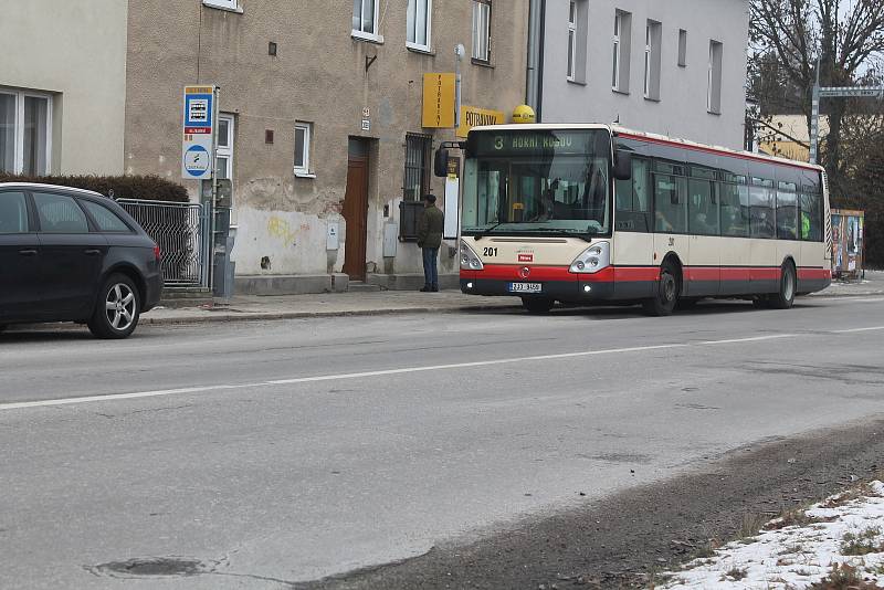 Jedna zastávka na ulici 5. května je zastřešená, druhá ne. Rekonstrukce jim pomůže.