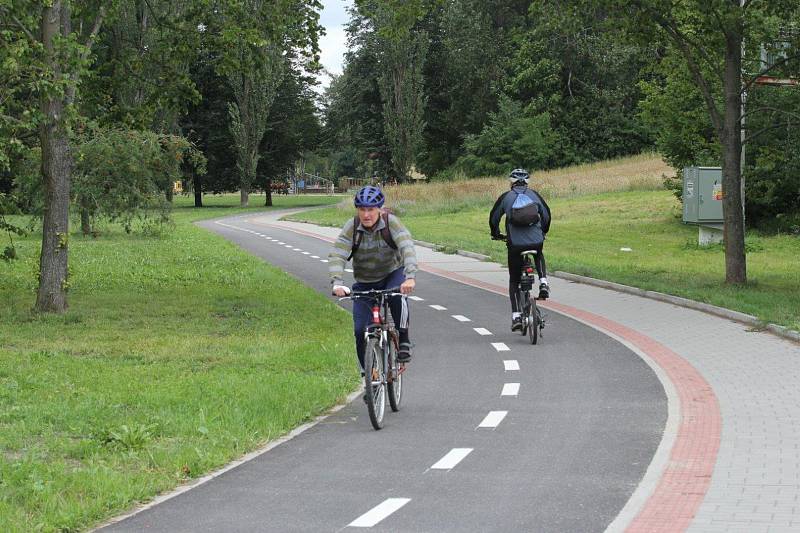 Na nové cyklostezce se už prohání cyklisté.