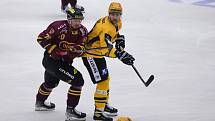 V utkání druhého kola letošního ročníku Chance ligy mezi hokejisty Dukly Jihlava (v červenožlutém) a Vsetína se radoval domácí celek.