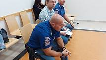 Mezi dozorci sedí na lavici obžalovaných Dawid B. Galka, který byl policisty označen za organizátora všech odhalených křádeží dřeva na Vysočině a okolí.