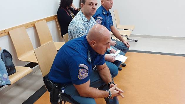 Mezi dozorci sedí na lavici obžalovaných Dawid B. Galka, který byl policisty označen za organizátora všech odhalených křádeží dřeva na Vysočině a okolí.