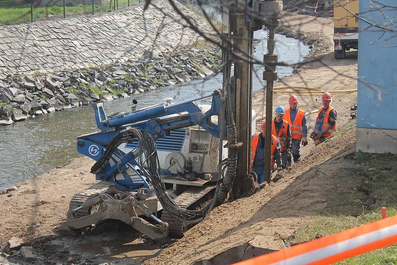 Stavba dlouho plánované cyklostezky Mlýnská - Helenínská už začala. Dělníci pracují u Plastikovu.