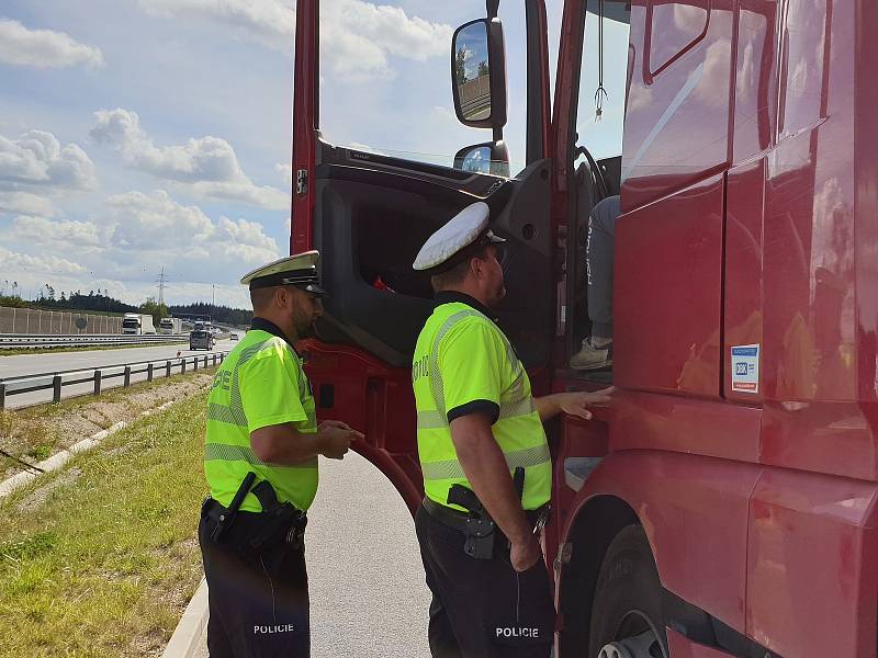 Policisté na Vysočině kontrolují auta s nákladem klád.