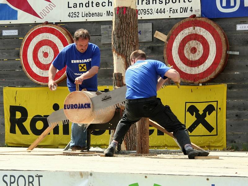 Závodníci Eurojacku používají speciálně postavené a upravené silné motorové pily Powersaw, které mají až 70 koní.