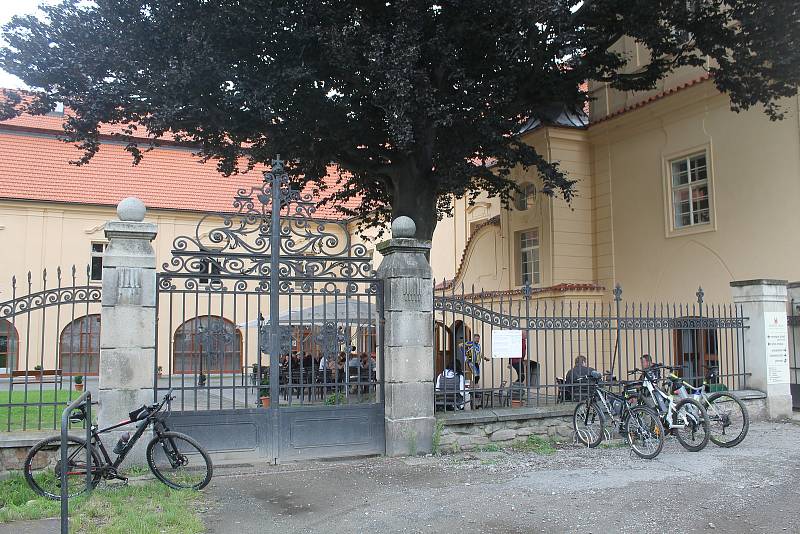 Želivský klášterní pivovar je o víkendech zavřený, restaurace ale funguje.