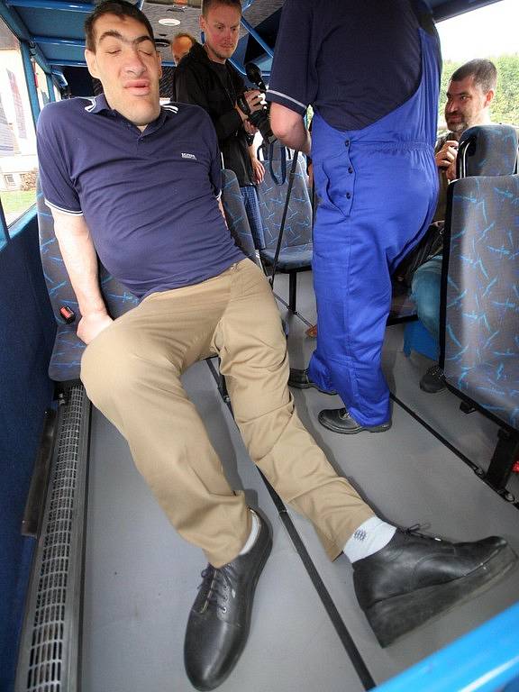 Několik řad sedadel bylo vymontováno, aby se Tomáš Pustina do autobusu vešel.