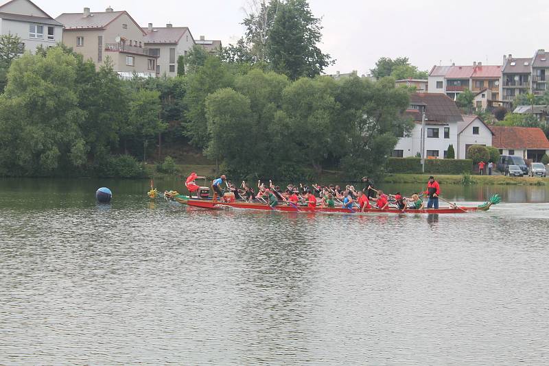 Závody dračích lodí provází vždy dobrá nálada.