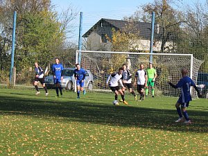 V posledním podzimním kole si fotbalisté Antonínova Dolu (v modrém) připsali své první letošní vítězství. Pelhřimovské béčko udolali 1:0 (0:0).