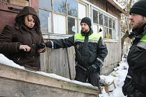 Ve službě. Jihlavští strážníci informují v zahrádkářské kolonii na Špitálském předměstí ženu bez domova, že kvůli mrazivému počasí otevřela radnice v krajském městě provizorní nocležnu pro bezdomovce. 