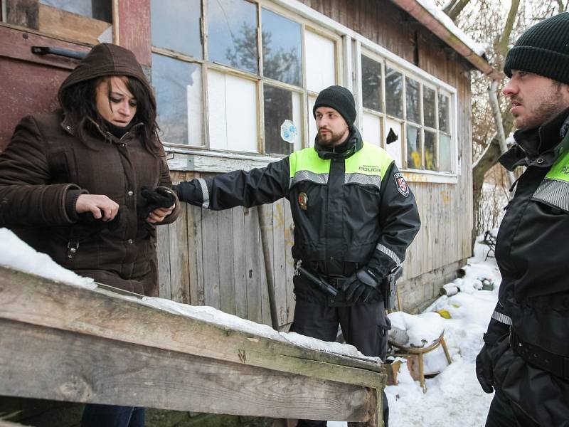 Ve službě. Jihlavští strážníci informují v zahrádkářské kolonii na Špitálském předměstí ženu bez domova, že kvůli mrazivému počasí otevřela radnice v krajském městě provizorní nocležnu pro bezdomovce. 