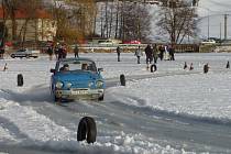 Bylo 1. února 2004 a auta si to brázdila po Váňovském rybníku v Třešti.