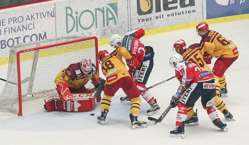 Jihlavští hokejisté měli v osmém zápase baráže o extraligu slavné Pardubice na kolenou, ale ve třetí třetině ztratili tříbrankové vedení. Dokázali se však z toho dostat a vybojovat cenný bod v samostatných nájezdech.