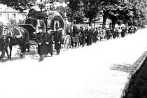 Pohřební průvod kráčí Žižkovou ulicí k bráně hlavního hřbitova. Typický obrázek dlouhých desetiletí po roce 1900.