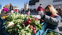 Farmářské trhy na Masarykově náměstí dne 20. dubna 2020 v Jihlavě.