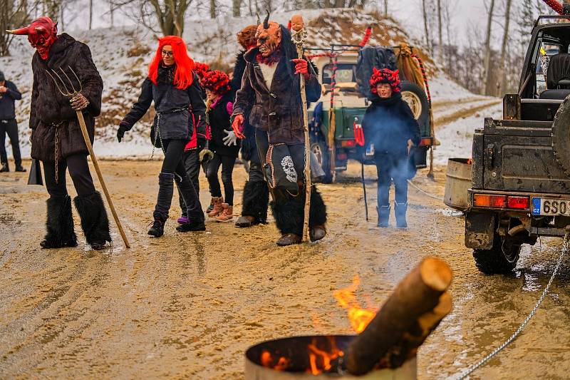 Jízda na prvním sněhu. Mikulášské družiny se v pístovských mokřadech pěkně pohoupaly.