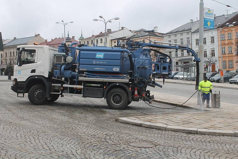 Čištění kanálů, chodníků i silnic nebo odtahy aut. To  vše každoročně patří k blokovému čištění ulic krajského města.