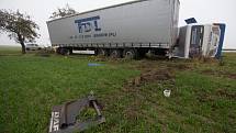Dopravní nehoda linkového autobusu s kamionem na křižovatce silnice II/602 a II/351 mezi Vysokými Studnicemi a Řehořovem.