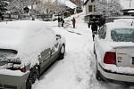 Lidé na venkově často nemohou spoléhat jen na zimní přezutí. Z Horního Smrčného na Třebíčsku, kde silnice končí, se auta bez sněhových řetězů v neděli dostávala jen velmi komplikovaně. A to i v situaci, kdy pluh silnici prohrnul. 