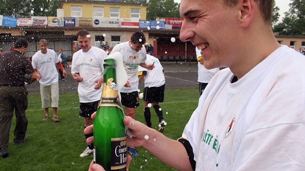 Proudy sektu. Martin Nepovím (vpravo) si náležitě vychutnává slavnostní okamžik. Fotbalisté Havlíčkova Brodu po vítězství 2:1 nad Humpolcem poprvé v historii postupují do divize. 