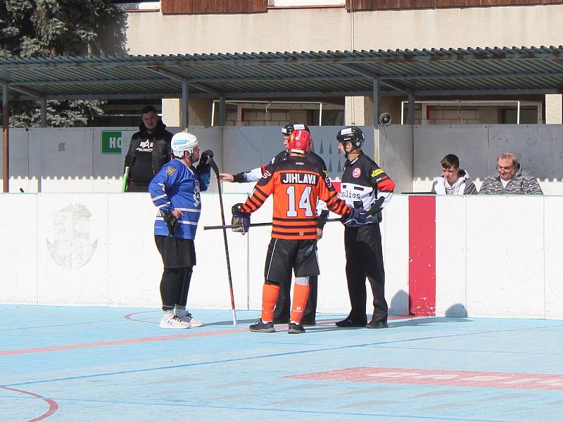 Utkání druhé hokejbalové ligy mezi Flyers Jihlava a Hodonínem (v modrém).