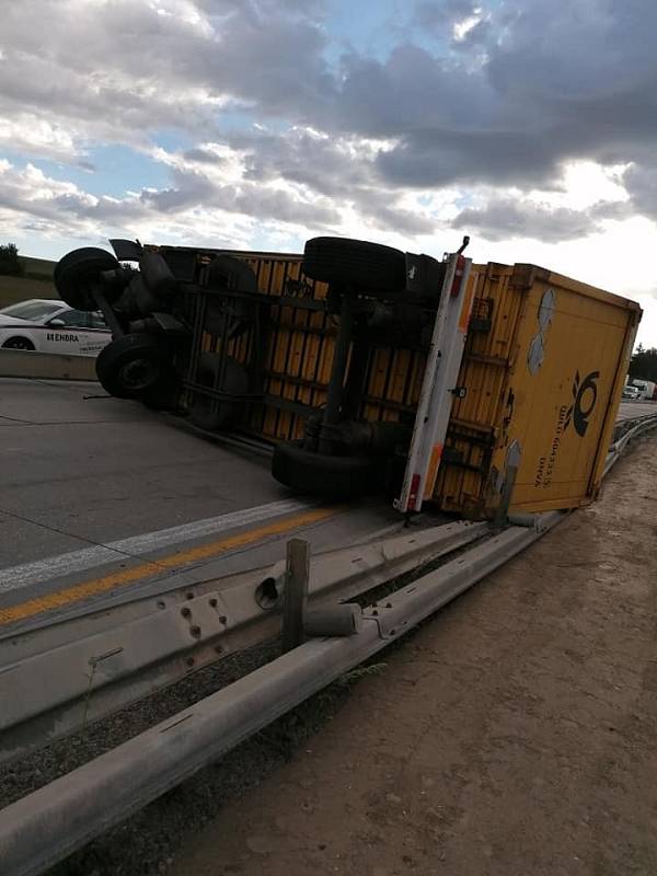 Převrácený kamion blokoval dopravu na dálnici D1 u Jihlavy.