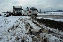 Silnici z Pelhřimova do Jihlavy uzavřela ve čtvrtek u Dušejova řetězová nehoda